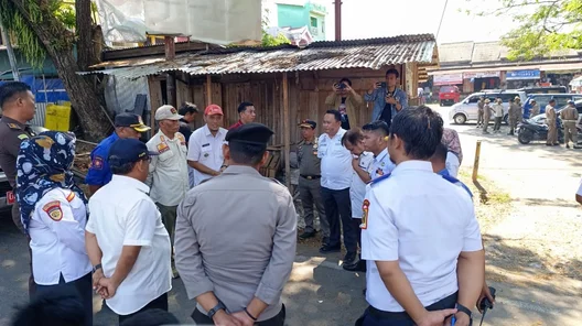 Pemkab Sinjai Tertibkan Pedagang di Pasar Sentral Bagian Atas - Berita Benua